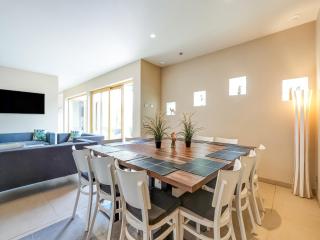 Peaceful Getaway with Spa - 8