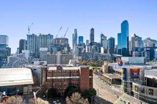 Crown Skyline Views - 1BR Apartment with Balcony and Pool - Melbourne - 7