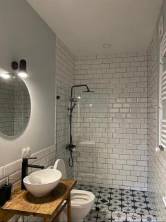 Wooden Style 2BD Charming Stay Prime Old Tbilisi - 5