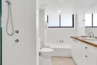 Beachfront Bliss 2BR 2BATH Ocean Views - Surfers - Gold Coast - 1