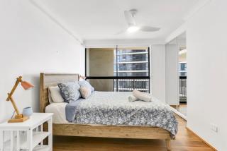 Beachfront Bliss 2BR 2BATH Ocean Views - Surfers - Gold Coast - 3