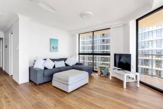Beachfront Bliss 2BR 2BATH Ocean Views - Surfers - Gold Coast - 7
