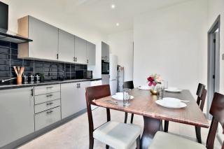 Freckleton House in Town Centre, near Blackpool, Sleeps 6, Free Parking - By NMB Property - Kirkham - 6
