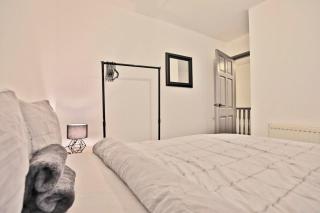 Freckleton House in Town Centre, near Blackpool, Sleeps 6, Free Parking - By NMB Property - 3