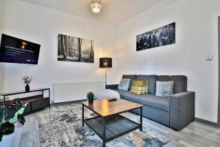Freckleton House in Town Centre, near Blackpool, Sleeps 6, Free Parking - By NMB Property - Kirkham - 1