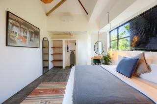 Modern and Stylish 2 Bedroom Apt - 5 minutes drive to the beach - 8