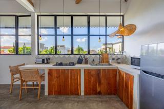 Modern and Stylish 2 Bedroom Apt - 5 minutes drive to the beach - 5