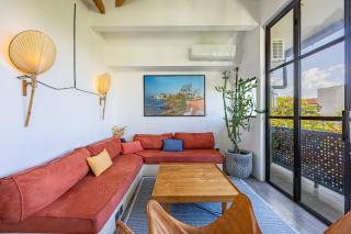 Modern and Stylish 2 Bedroom Apt - 5 minutes drive to the beach - 7