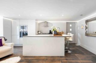 Luxury 1 Bed Apartment with Private Terrace & Parking - Heart of Wanstead Village - 1