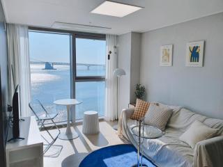 Gwangalli Beachfront House with a beam projector - 0