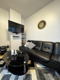 Metro Nook Cozy 2BR Unit with Balcony Facing Rockwell - Acqua Private Residences - 0