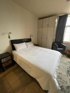 Beachfront Bachelor Apartment Amanzimtoti - Amanzimtoti - 3