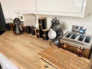 Central Tenby Flat - Dog Friendly Sleeps 8 - 3
