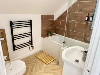 Tenby Getaway Sleeps 8 Dog Friendly - 5