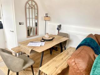 Central Tenby Flat - Dog Friendly Sleeps 8 - 9