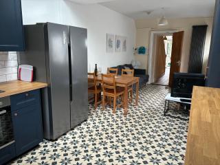 4 Bed house, close to City and Beach - Swansea - 8