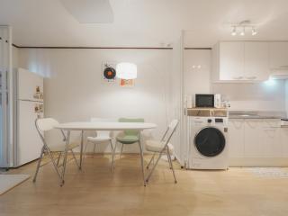 Stylish Seongsu Apartment with Hot Spot Vibes, accommodates 6 people with 3 beds - 6