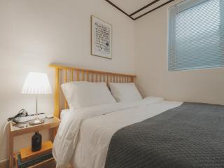 Stylish Seongsu Apartment with Hot Spot Vibes, accommodates 6 people with 3 beds - 7