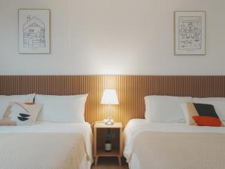 Stylish Seongsu Apartment with Hot Spot Vibes, accommodates 6 people with 3 beds - 1