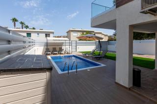 Spacious 5BR Mouttagiaka Villa with Pool, Near Beach - 9