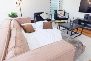 Stylish Heritage 2BR Loft near City and River with Pool and Free Parking - 2