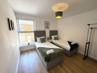 Stylish 3BR 18mins to Peak District,Free, Parking Wifi,Netflix ,Sky Sports - 2