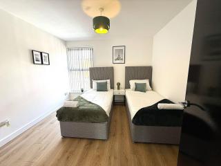 Stylish 3BR 18mins to Peak District,Free, Parking Wifi,Netflix ,Sky Sports - 1