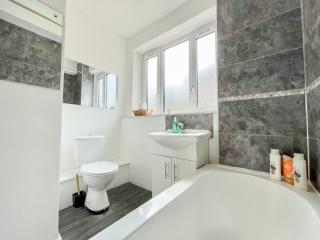 3-Bedroom with Private Balcony - Modern flat near Finsbury Park, Manor House & Emirates Stadium by Staylio London - 4