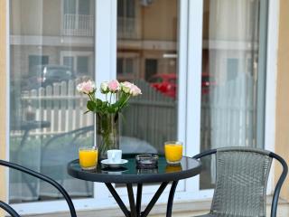 Pluto Studio w garden Cosmopolis - 8