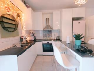 Artsy Family Nest - 1BR Apartment with Balcony in Central Nea Kallikrateia - 8