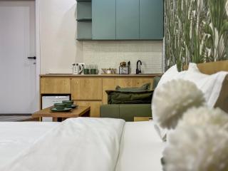 Shirin And Cozy Apartment With Jacuzzi Balcony - 0