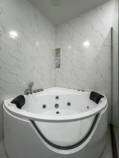 Shirin And Cozy Apartment With Jacuzzi Balcony - 3