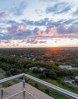 Skyline Penthouse with Sunset Views, Jacuzzi & Free Parking - Riga - 0
