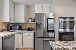 Pool House, 4BR, 2 Family Rooms, Dining Room, Garage! - 7