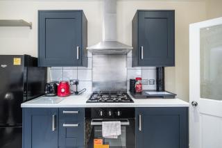 House - Sleeps 8 - Garden - Short Walk to Station - 5