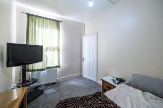 House - Sleeps 8 - Garden - Short Walk to Station - 3