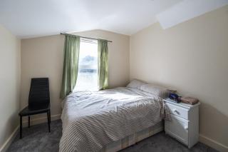 House - Sleeps 8 - Garden - Short Walk to Station - 1