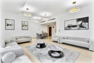 Chic 2-bed Oasis with Marina Views Walk to Beach! - 2