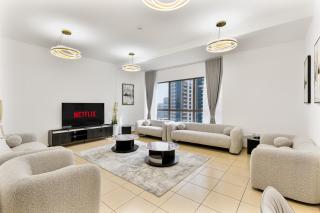 Chic 2-bed Oasis with Marina Views Walk to Beach! - 3