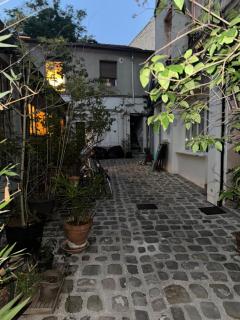 Ancien Atelier Artistique sur Cour Privée - Appartement Paisible en Rez-de-Chaussée - 4