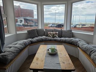 Ground Floor Oceanview Stay Modern Design, Sleeps 4 - Blackpool - 9