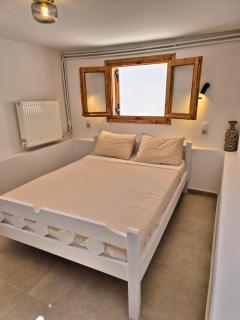 Vacation Unit - Private Terrace, Steps from Sea - Isthmia - 6