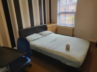 ref Os, Best rooms near City Centre, University & QMC - 4