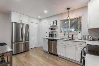 Mile Hi Basecamp Hot tub and Game Room - Denver - 5