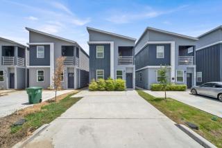 Spacious 3BR Home w Yard, Smart TV Parking - 3
