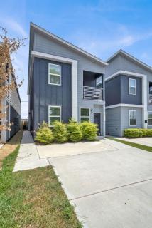 Spacious 3BR Home w Yard, Smart TV Parking - 1