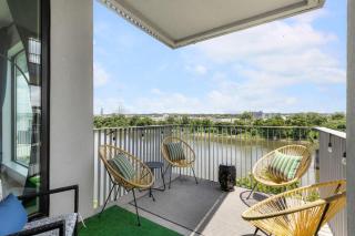 Luxury Riverview Walk to Broadway with Garage and Patio - 8