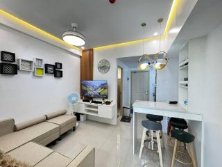 Modern 1 bedroom w Pool and City Views - 9