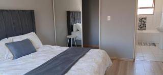 Bandile's cosy home - Honeydew - 4