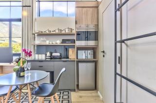 Modern, Sunfilled Urban Apt at The Harri w/views - Cape Town - 4